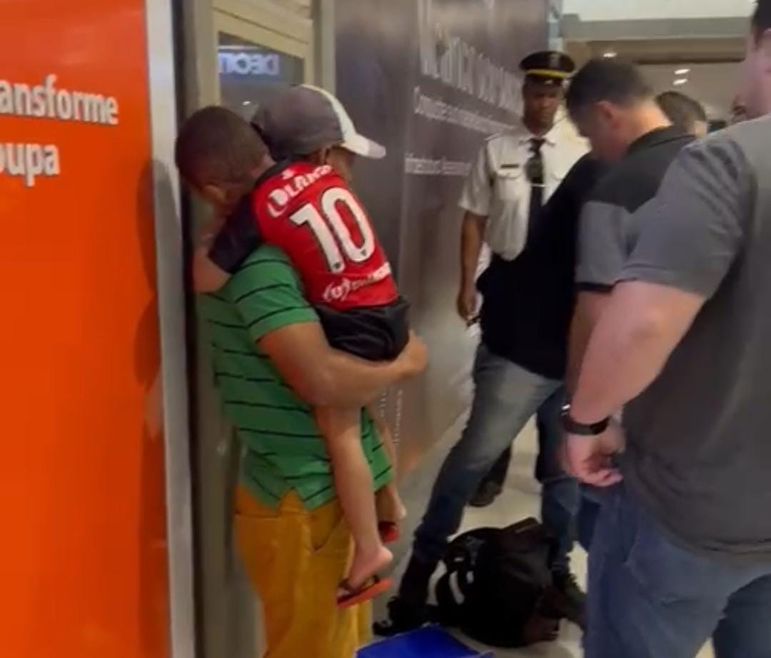 Homem é preso com o filho no colo após matar a esposa grávida