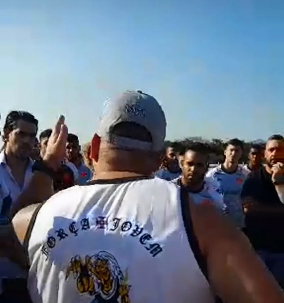 Torcida organizada do Vasco no CT Moacyr Barbosa