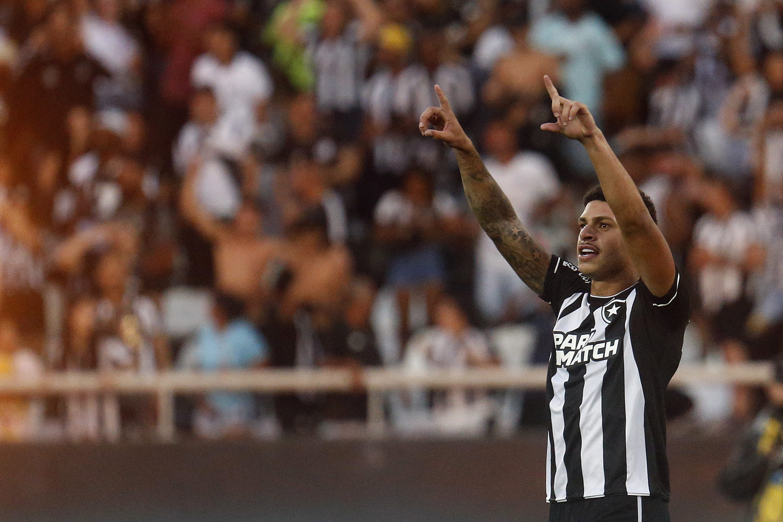 No primeiro jogo sem Luís Castro, Botafogo vence clássico contra o Vasco e  se mantém na liderança