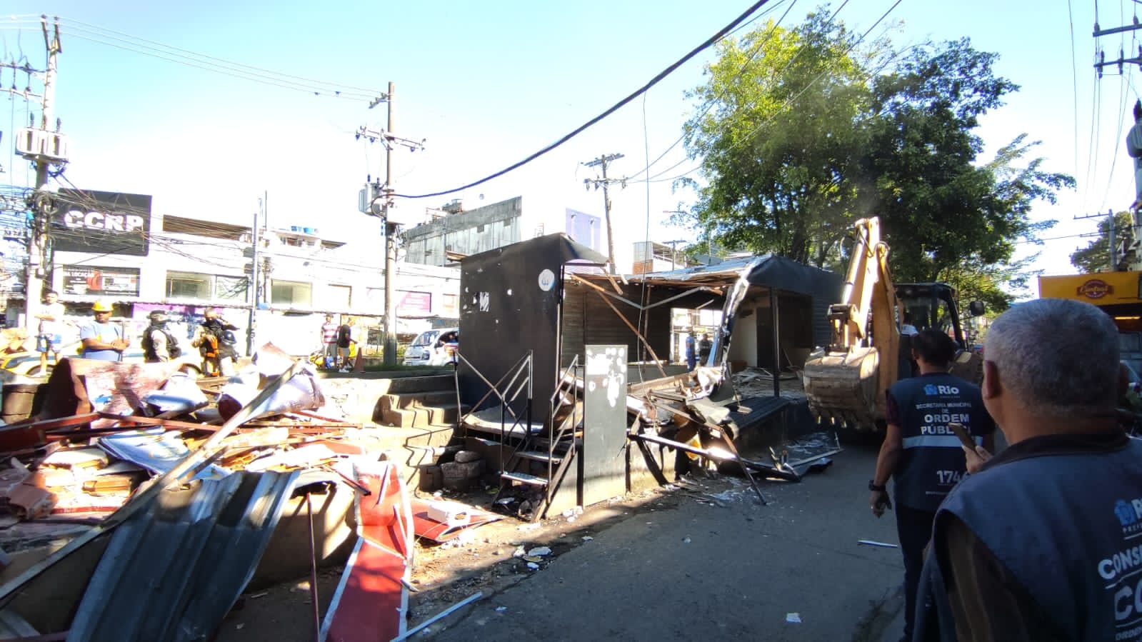 Subprefeitura de Jacarepaguá e Seop demolem 50 quiosques irregulares em Rio das Pedras
