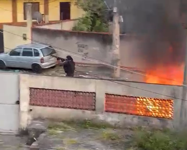 Bala atinge chuveiro de residência durante tiroteio entre policiais e criminosos na zona norte do Rio