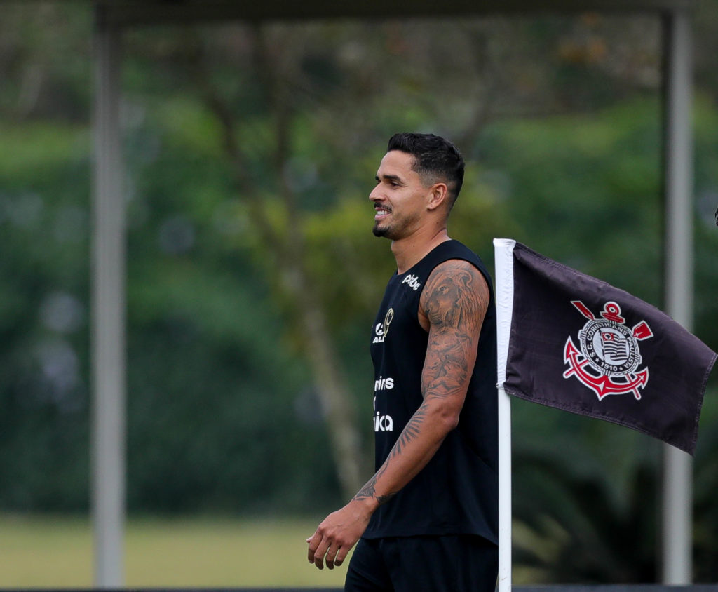 Zagueiro ex-Corinthians recebe sondagem do Palmeiras, mas recusa oferta para continuar no Catar