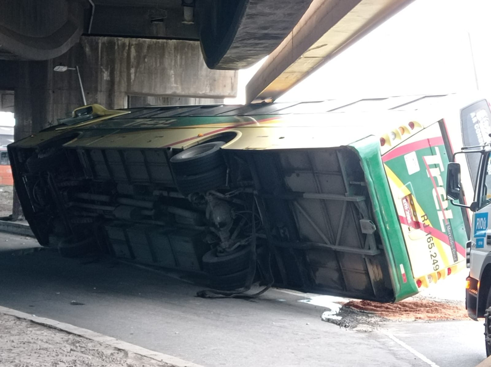 Ônibus tomba na Zona Portuária do Rio (Foto: Cyro Neves/ Super Rádio Tupi)
