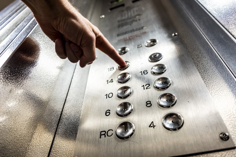Paes sanciona lei que proíbe distinção de elevadores por nome de 'social' e de 'serviço' (Foto: Reprodução/ Freepik)