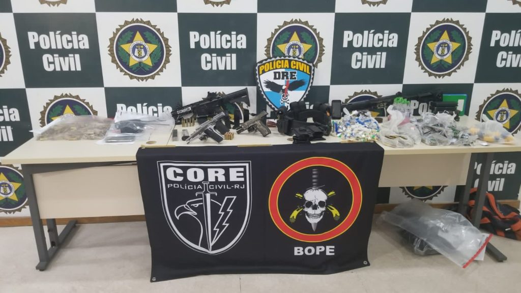 Parte do material apreendido na operação no Complexo da Maré