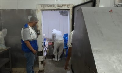 Procon RJ e Decon inutilizam cerca de duas toneladas e meia alimentos impróprios e interditam frigorífico da Zona Norte do Rio (Foto: Divulgação)