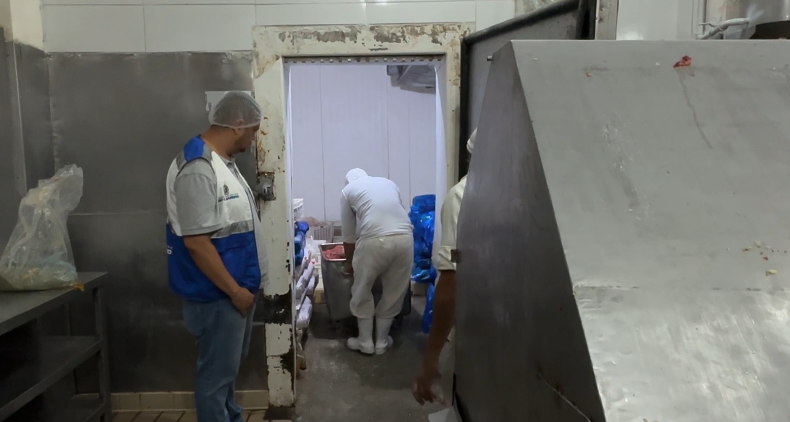 Procon RJ e Decon inutilizam cerca de duas toneladas e meia alimentos impróprios e interditam frigorífico da Zona Norte do Rio (Foto: Divulgação)