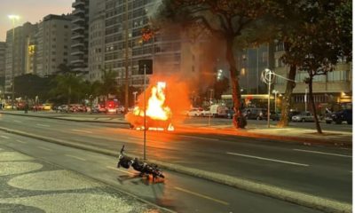 Carro pega fogo e causa transtorno no trânsito em Copacabana (Foto: Reprodução/ Redes Sociais)