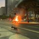 Carro pega fogo e causa transtorno no trânsito em Copacabana (Foto: Reprodução/ Redes Sociais)