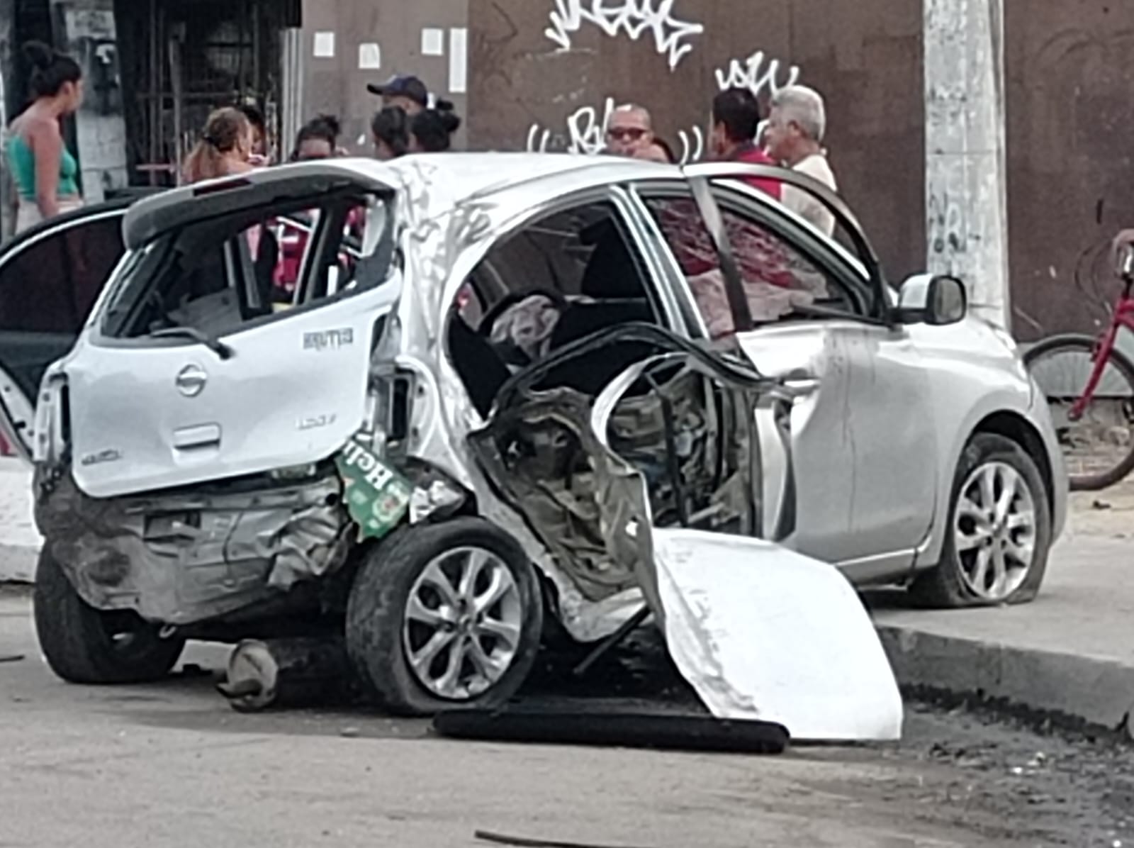 Acidente com carro deixa um morto e três feridos na Av. Dom Hélder Câmara (Foto: Cyro Neves/ Super Rádio Tupi)