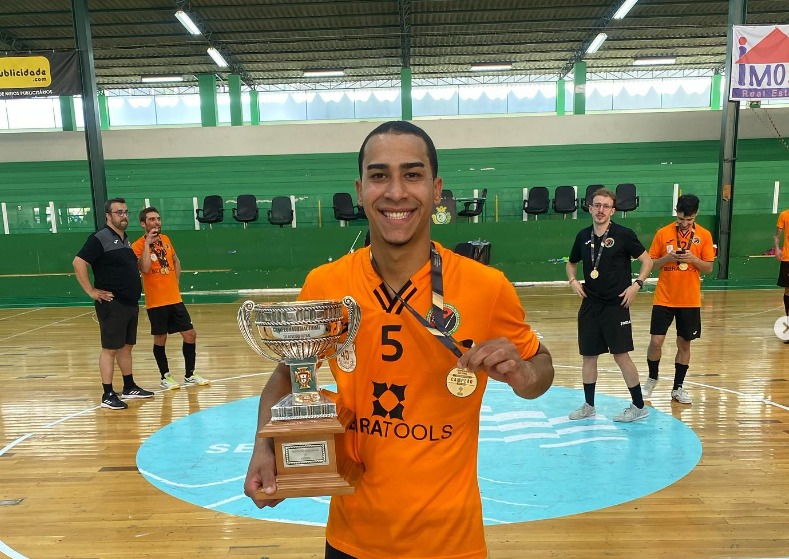 Motorista que conduzia carro onde estava jogador de futsal morto em acidente continua foragido (Foto: Divulgação)