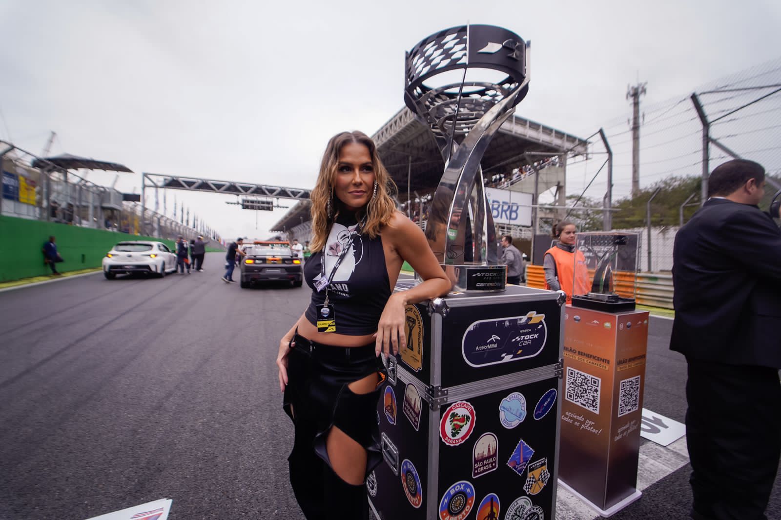 Deborah Secco promove seu avatar no metaverso Upland durante Stock Car em Interlagos (Foto: Upland / Stock Car / Carlos Alessandro)