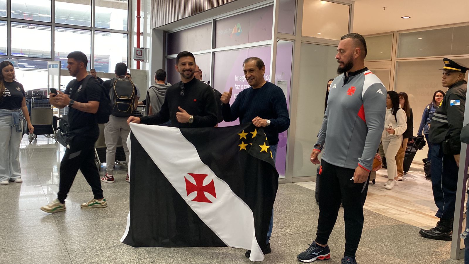 Treinador do Vasco, Ramón Díaz desembarca ao Rio de Janeiro (Foto: Gabriela Marino/ Super Rádio Tupi)