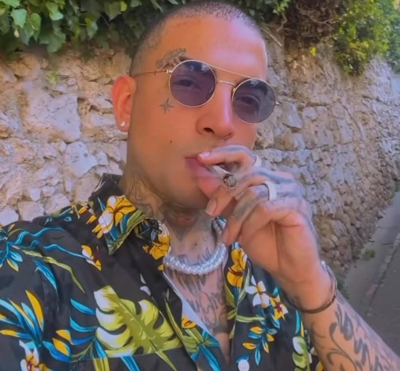 MC Guimê surge fumando 'cigarro suspeito' em viagem pela Itália (Foto: Divulgação)