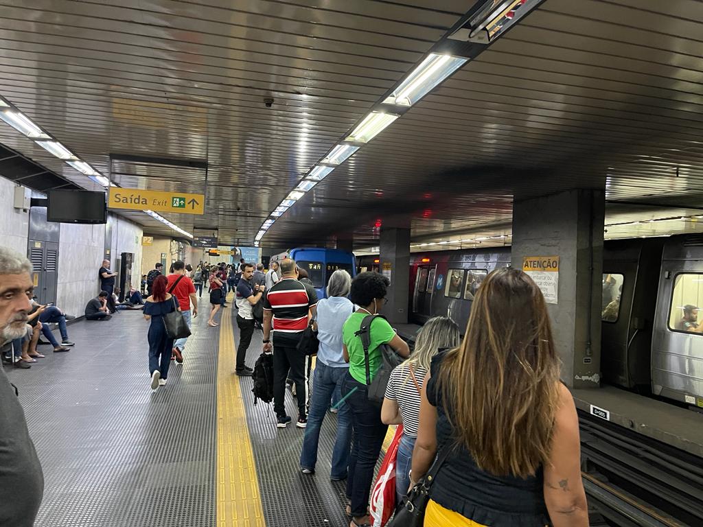 Após 2h de interrupção, linha 2 do metrô volta a operar com intervalos irregulares (Foto: Wellington Campos/ Super Rádio Tupi)