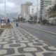 Nem frio e aviso de ressaca espantam turistas da Orla do Rio nesta sexta (Foto: Thalyson Martins/ Super Rádio Tupi)
