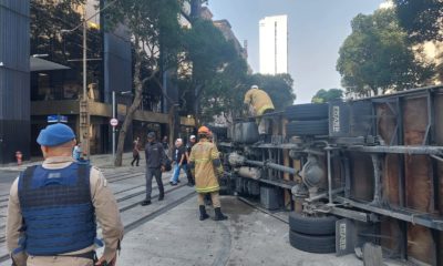 Acidente com caminhão deixa feridos e causa caos no trânsito do Rio (Foto: Tie Leal/ Super Rádio Tupi)