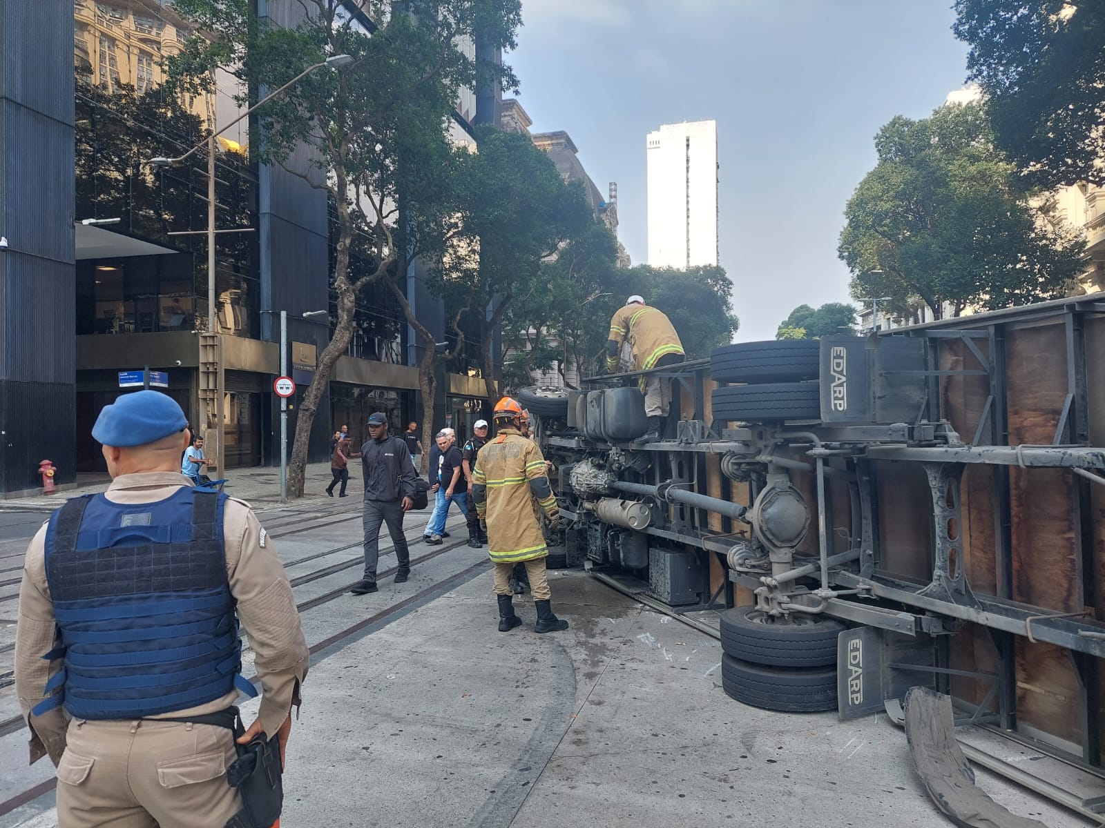 Acidente com caminhão deixa feridos e causa caos no trânsito do Rio (Foto: Tie Leal/ Super Rádio Tupi)