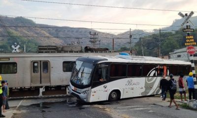 Ônibus bate em trem na Baixada e seis pessoas ficam feridas; assista ao momento! (Foto: Divulgação/ Agetransp)