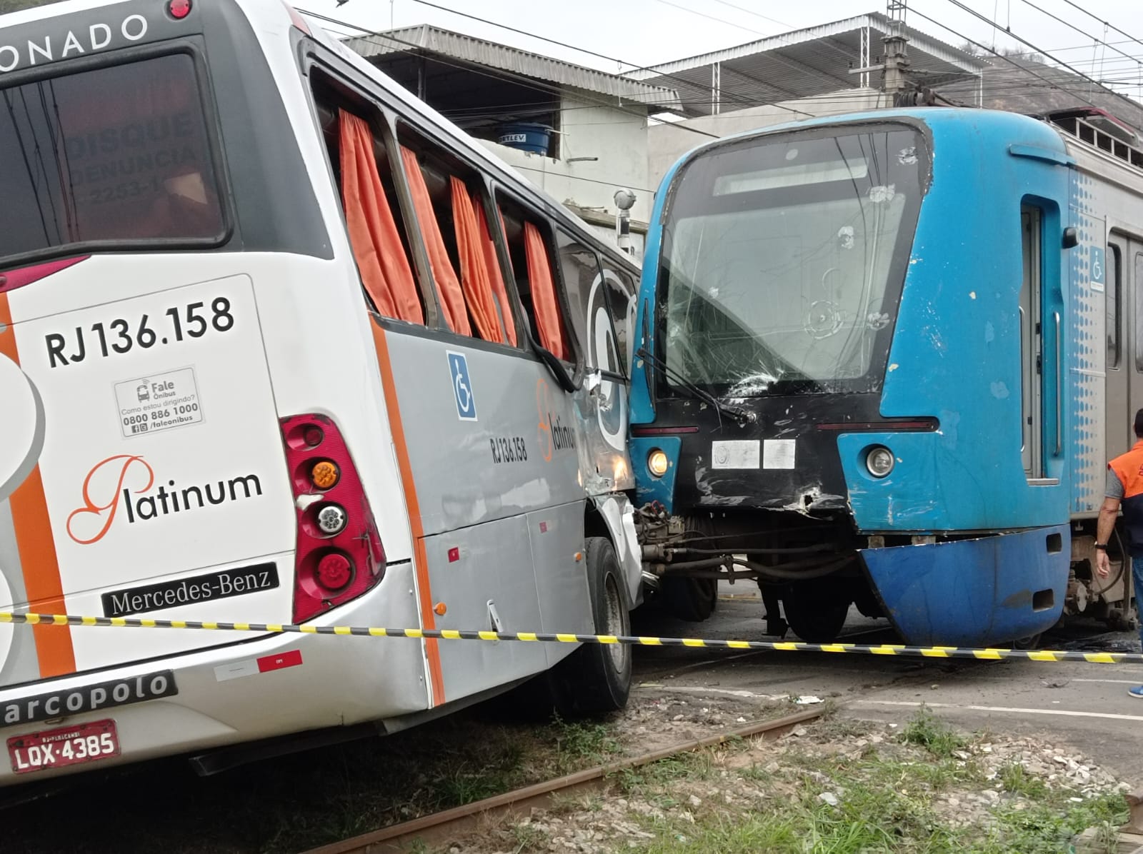 Colisão entre trem e ônibus termina com onze feridos em Japeri, na Baixada (Foto: Cyro Neves/ Super Rádio Tupi)