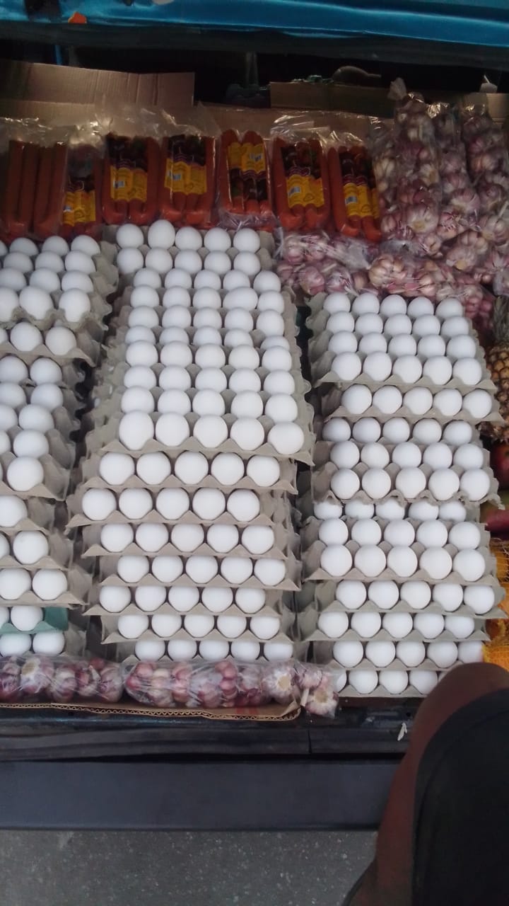 A galinha chorou! Bandidos roubam 'carro do ovo' em Nova Iguaçu (Foto: Divulgação)