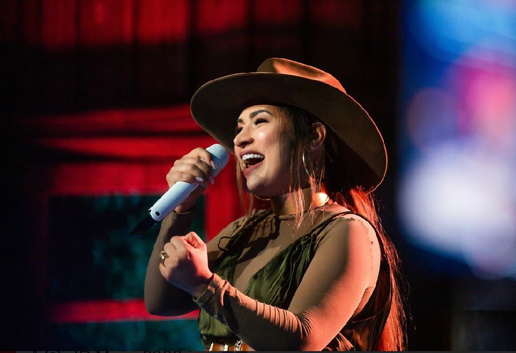 Simone Mendes estreia na trilha sonora de 'Terra e Paixão', novela das 9 da TV Globo (Foto: Divulgação)