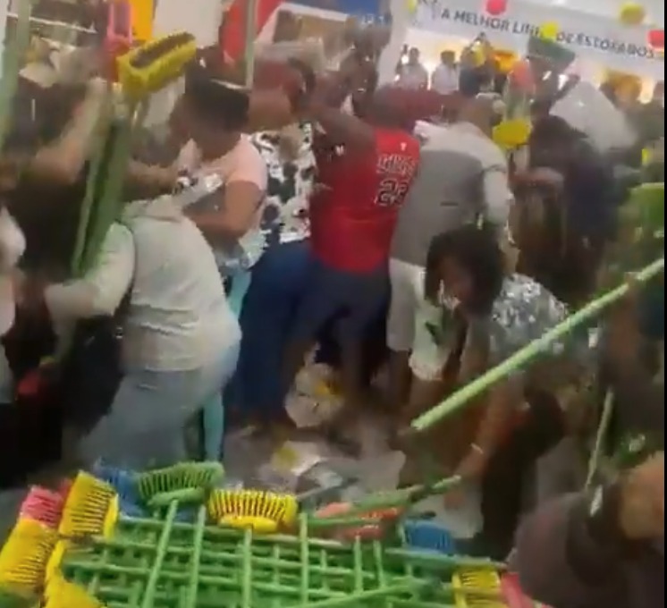 Venda de panela de pressão por menos de R$ 10 e vassouras por R$ 2,95 causa confusão em inauguração de loja no Rio (Foto: Reprodução/ Redes Sociais)
