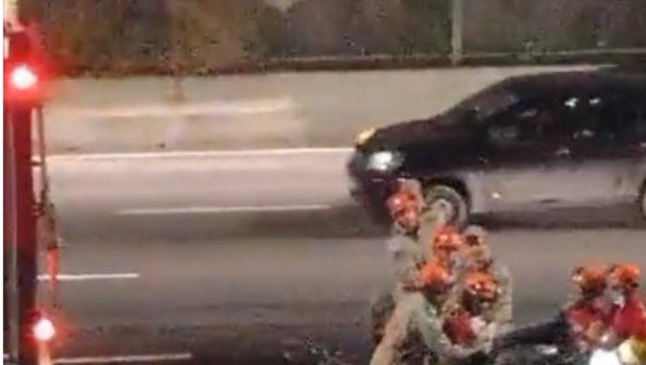 Corpo de Bombeiros retira corpo de valão da Linha Amarela (Foto: Reprodução)