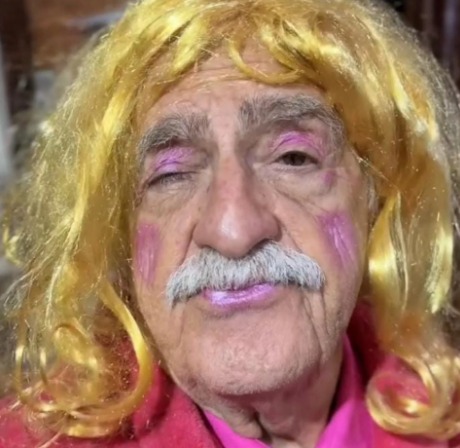 Ary Fontoura diverte a web ao surgir vestido de Barbie: 'Vovó Barbie' (Foto: Reprodução/ Redes Sociais)