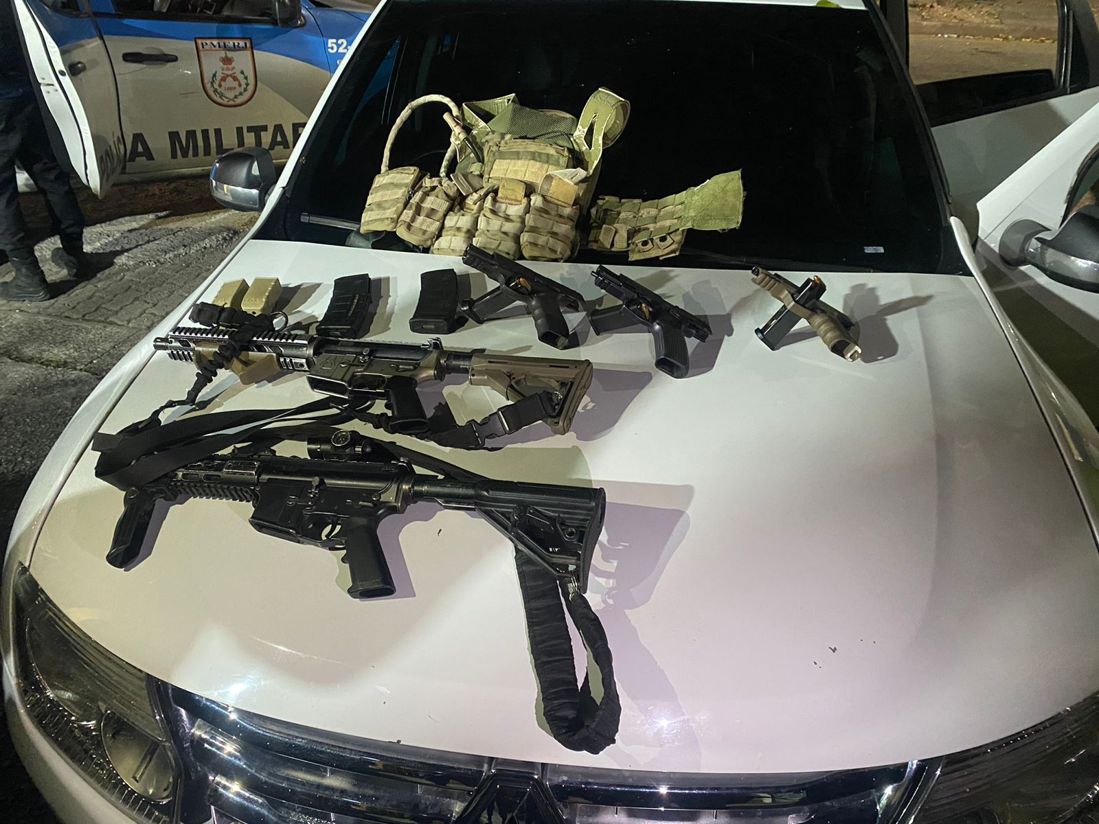 Polícia Militar apreeende arsenal da milícia na Zona Oeste do Rio