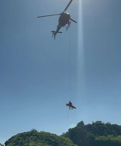 Bombeiros resgatam mulher que caiu de trilha da Pedra da Gávea (Foto: Divulgação)