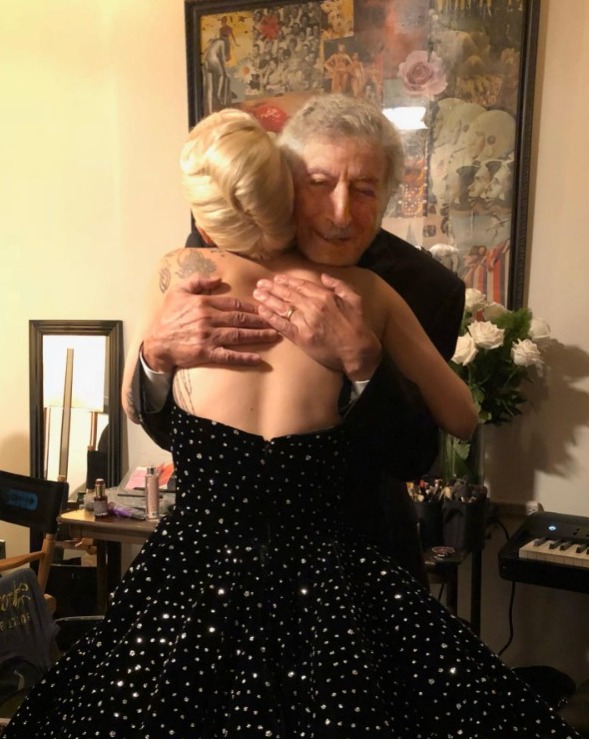 Lady Gaga e Tony Bennett abraçados (Foto: Reprodução/Instagram)