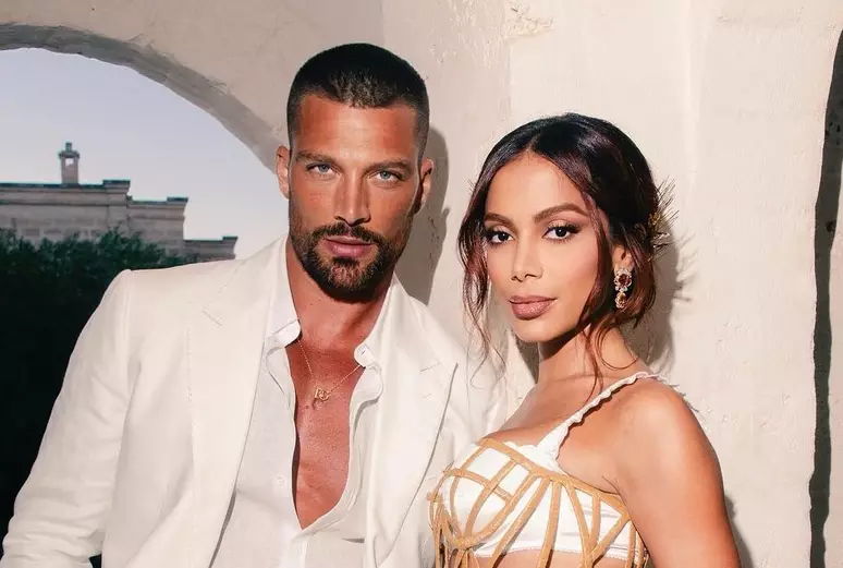 Ator italiano beija pé de Anitta e diverte web: 'Delícia' (Foto: Reprodução/ Instagram)