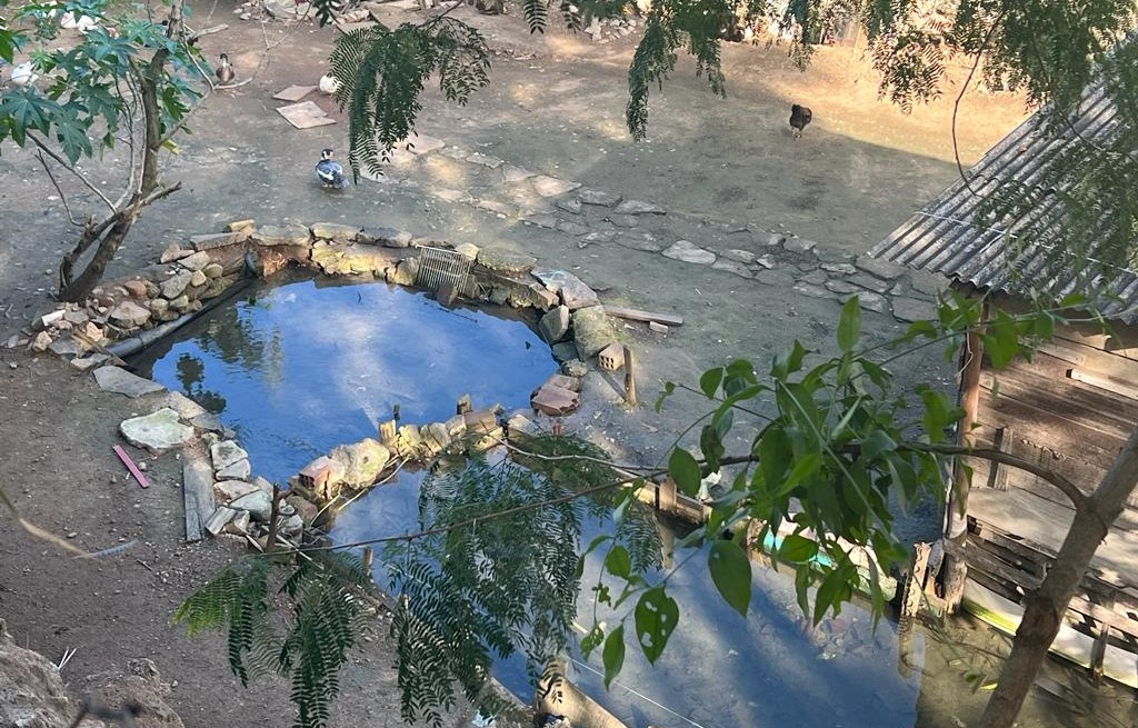 Lago artificial criado por morador do bairro Mutondo para evitar infiltração em casa