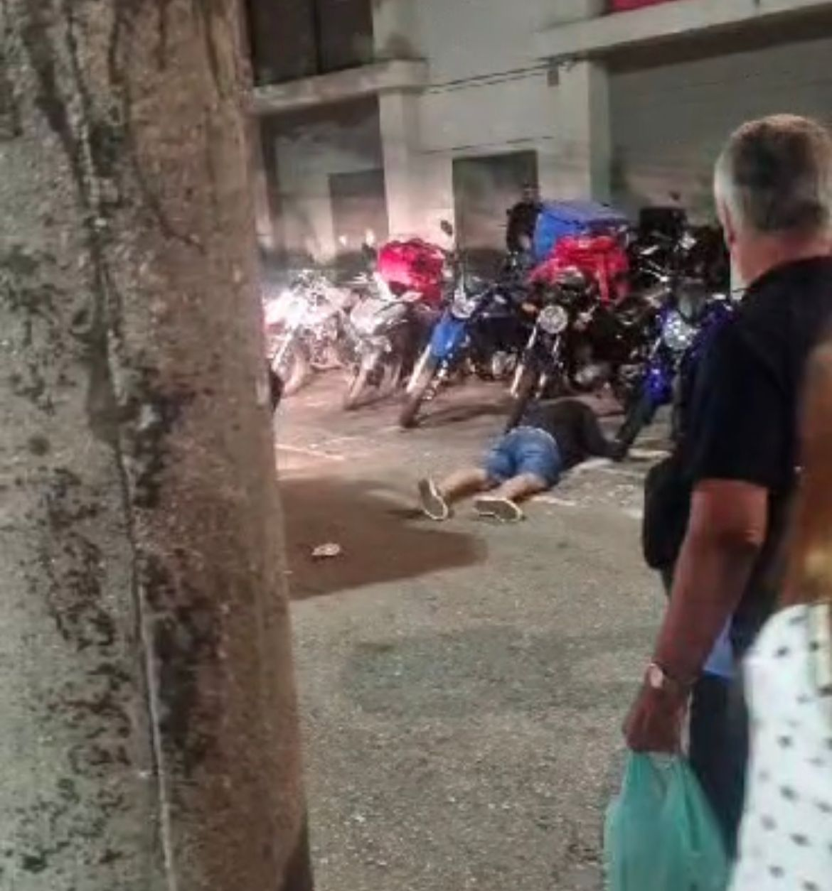 criminoso deitado no chão após ser atingido nas nádegas em tiroteio próximo ao Norte Shopping