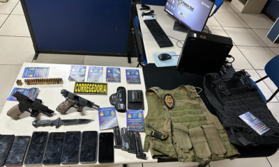 pistolas, munições, carregadores, coletes e distintivo apreendidos em ação contra milícia na Baixada Fluminense