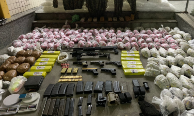 espingarda, pistolas, carregadores e drogas apreendidos em São Pedro da Aldeia