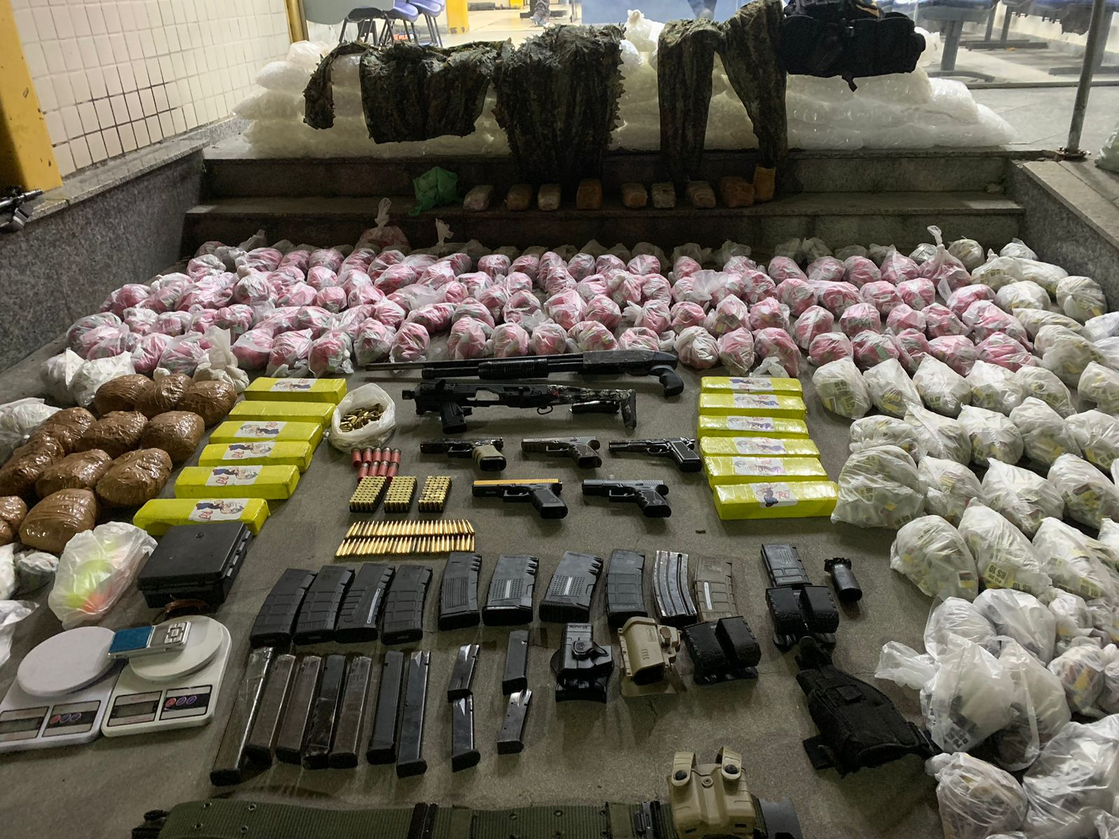 espingarda, pistolas, carregadores e drogas apreendidos em São Pedro da Aldeia