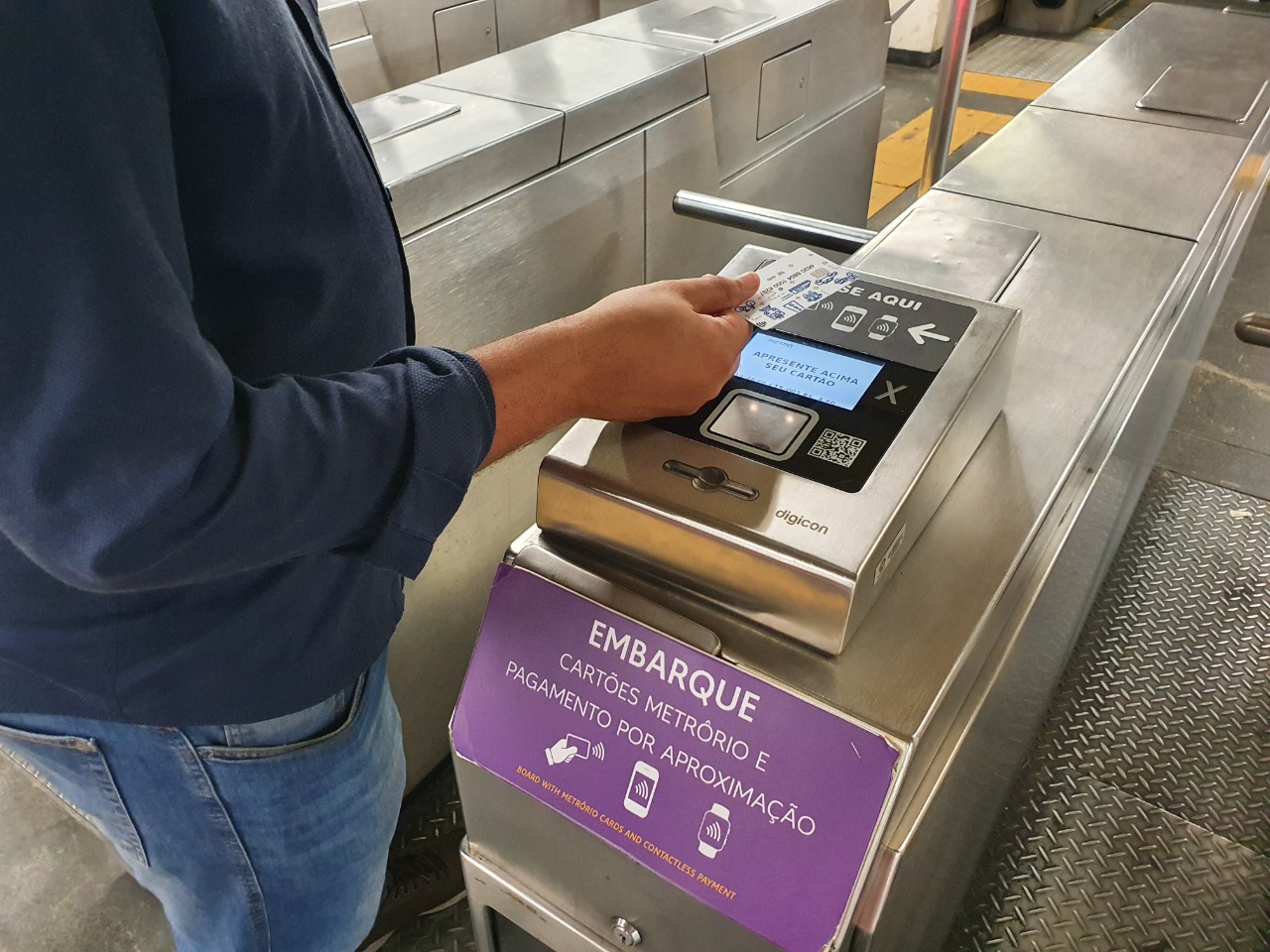 Passageiro usando o bilhete único na catraca do metrô
