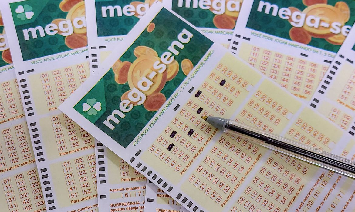 Volantes da Mega Sena sendo preenchidos para apostas em casas lotéricas da Caixa. (Foto: Rafa Neddermeyer/Agência Brasil)