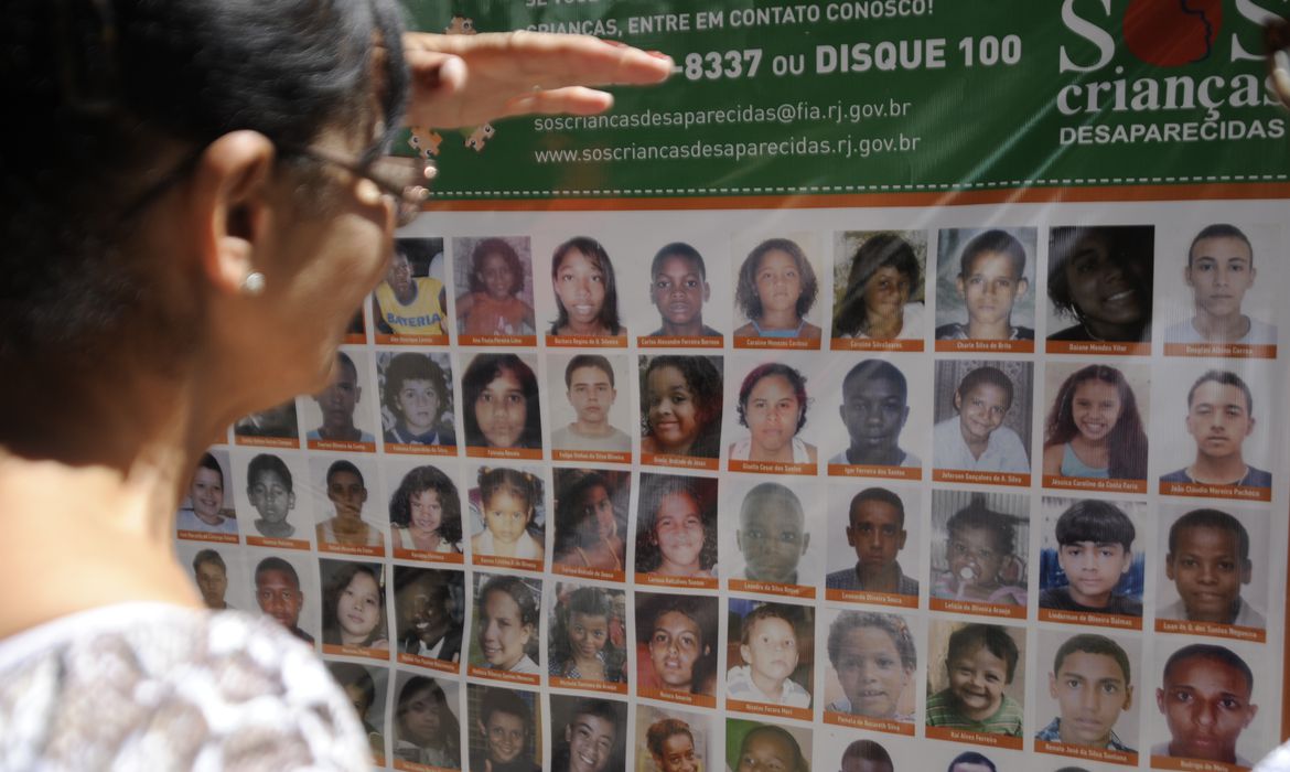 Rio de Janeiro - O Programa SOS Crianças Desaparecidas faz ato público para divulgar imagens de crianças e adolescentes desaparecidos
