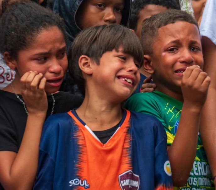 Crianças choram morte de adolescente morto na Cidade de Deus