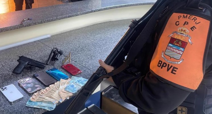 Criminosos presos na Avenida Brasil