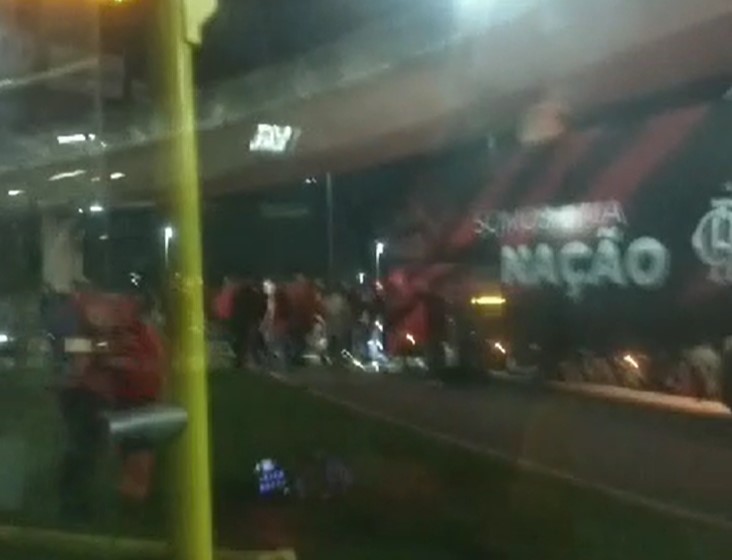 Flamengo desembarca no Galeão após ser eliminado da Libertadores