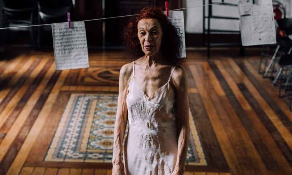 Com quase 80 anos, Regina Gutman volta aos palcos em espetáculo que enaltece a velhice (Foto: Divulgação)