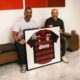 Sampaoli doa camisa do Flamengo autografada pelos jogadores para projeto social na Cidade de Deus (Foto: Divulgação)