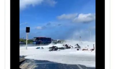 Onda forte invade ponte e arrasta motociclistas nas Maldivas; assista ao momento! (Foto: Reprodução)