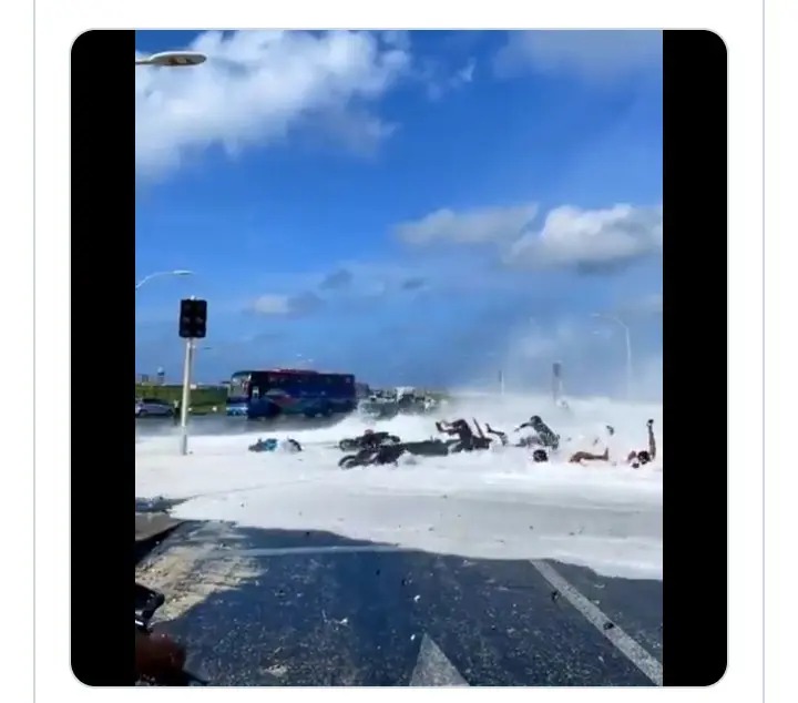 Onda forte invade ponte e arrasta motociclistas nas Maldivas; assista ao momento! (Foto: Reprodução)