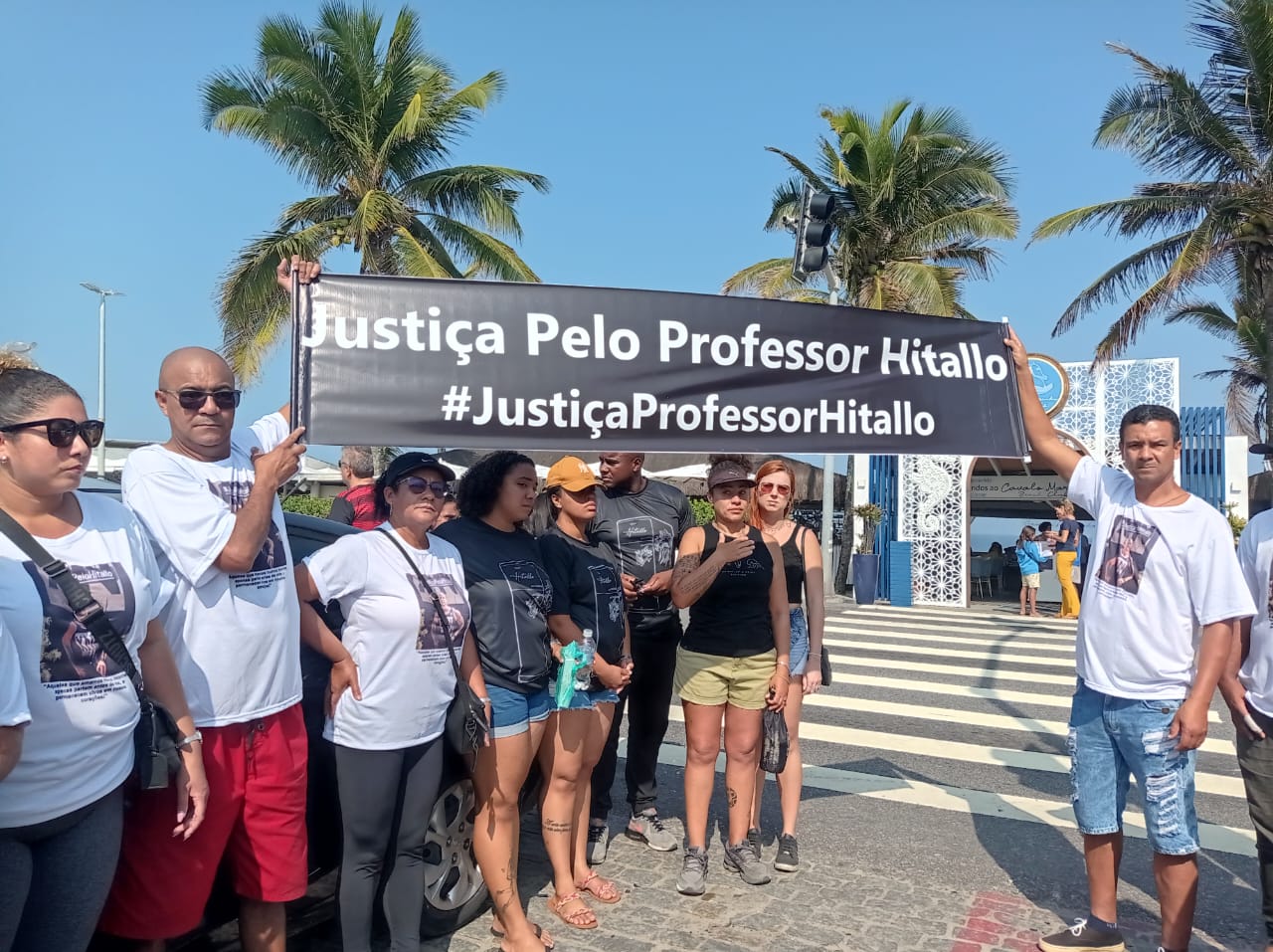 Amigos e familiares de personal trainer, morto ao ter moto atingida por carro no Recreio, fazem manifestação no local do acidente