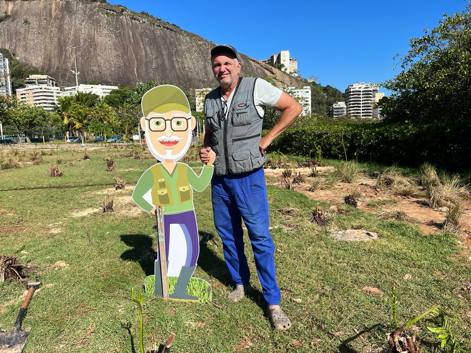 Subprefeitura instala boneco educativo e cadeado para conter depredação na área de naturalização na Lagoa